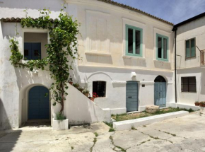 BORGO PETELIA, Casa Centro, Antica abitazione calabrese con giardino, ristrutturata Strongoli